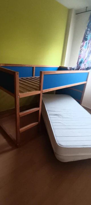 Cama alta infantil con colchón