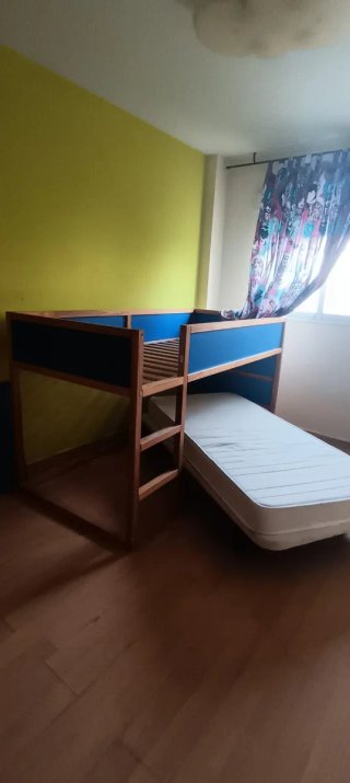 Cama alta infantil con colchón