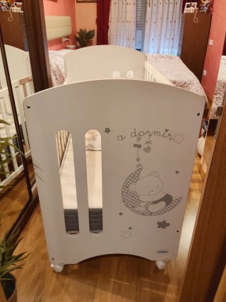 Cuna de madera blanca