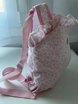 Mochila para llevar al bebe de juguete