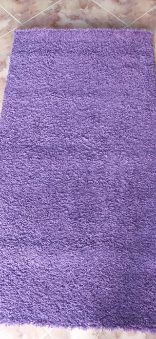 Alfombra morada de lana