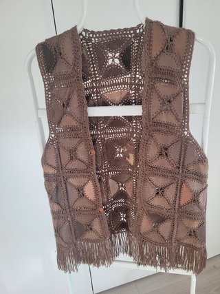 Chaleco de piel con detalles de crochet