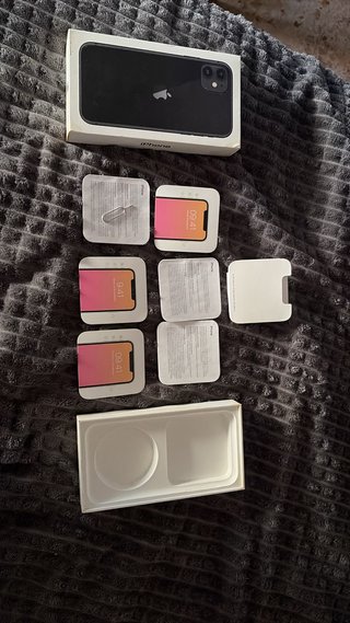 iPhone 11 Negro Caja Accesorios