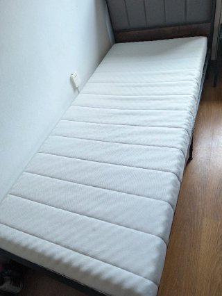Cama Individual 90x180 con colchón y mesita.