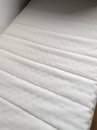 Cama Individual 90x180 con colchón y mesita.