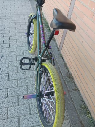 Bici BMX verde y morada tuneada