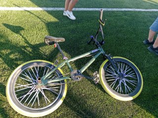 Bici BMX verde y morada tuneada
