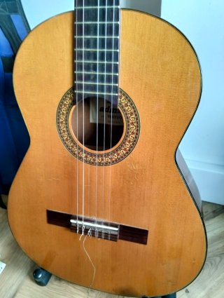 Guitarra Admira virtuoso con funda, y soporte