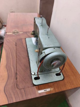 Mueble Vintage con Máquina de Coser Antigua
