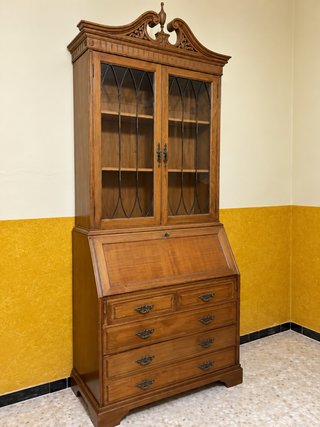 Mueble escritorio clásico con vitrina