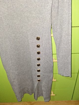 Vestito grigio a costine con spacco