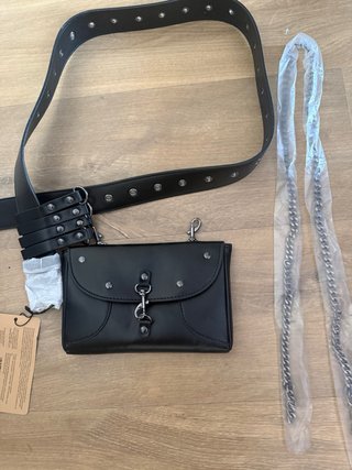 Cinturón riñonera con mini bolso y cadenas