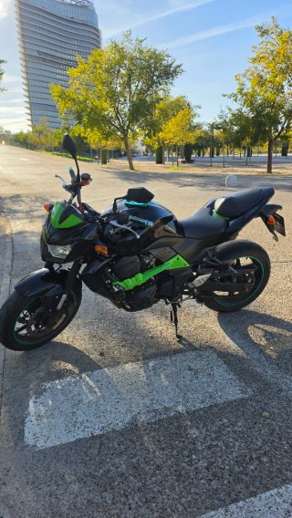 Kawasaki Z750 Naked Negra y Verde