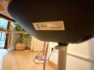 Silla de escritorio beige y blanca LANGFJALL