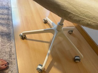 Silla de escritorio beige y blanca LANGFJALL