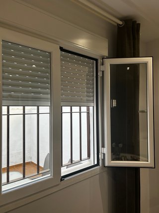 Ventana de Aluminio Blanca con Persiana