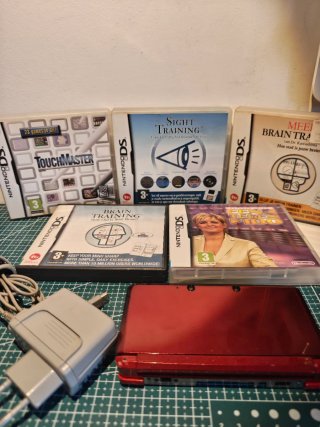 Nintendo 3DS Vermelha com Jogos e Carregador