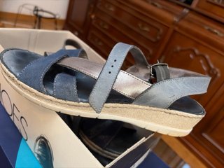 Sandalias con Tiras Azules y Plateadas
