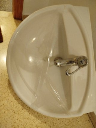 Lavabo Roca con grifo y sifón