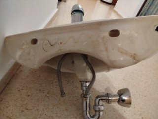 Lavabo Roca con grifo y sifón