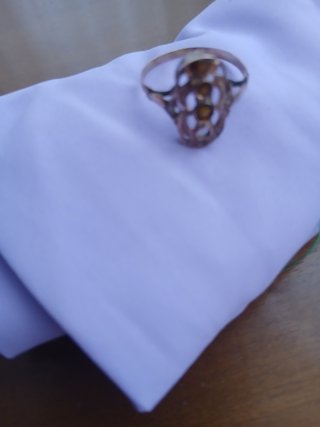 Anillo antiguo dorado. Lo dio todo. Antiguo.
