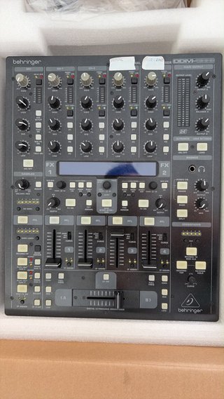 Mesa de mezclas Behringer DDM4000