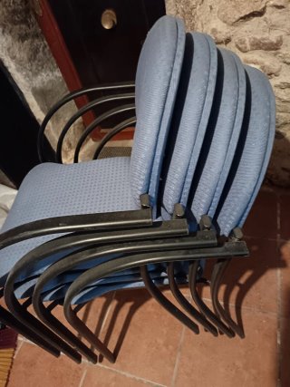 Silla de oficina azul y negra