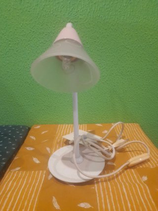 Lámpara de mesa rosa y blanca