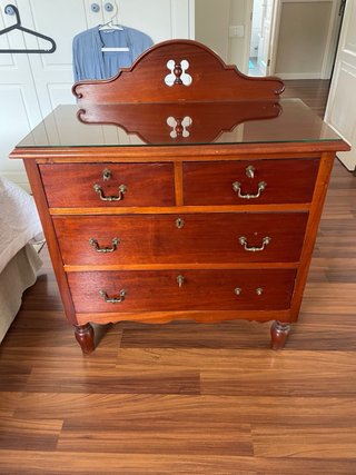 Cómoda antigua de madera con tapa de cristal
