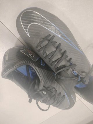 Botas de fútbol Nike negras y azules