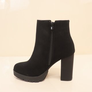 Botas de tacón negras con detalles dorados