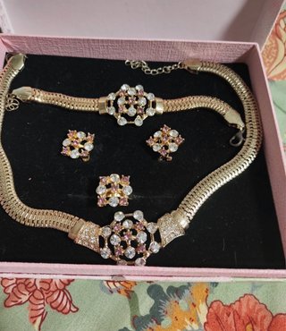 Conjunto de Bisutería Dorado con Piedras