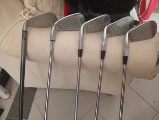Golfe um lote de 10 ferros 5 drivers