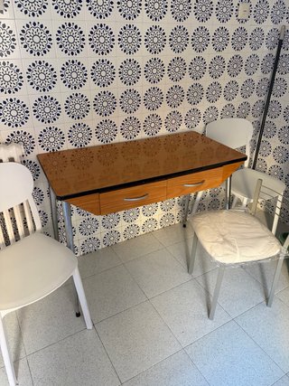 Mesa cocina madera a recoger en el centro de burgo