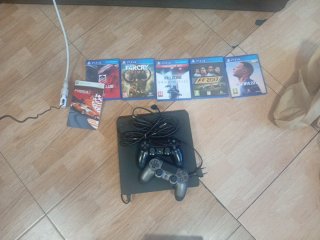 PS4 (PlayStation 4) con controller e giochi