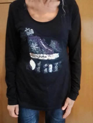 Maglia nera con sneakers e paillettes