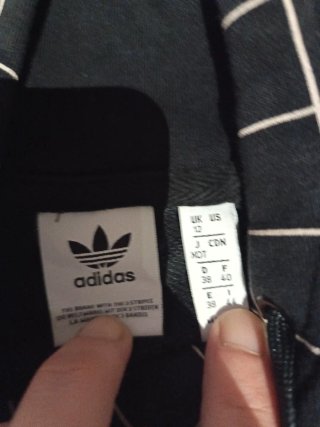 Sudadera Adidas Negra con Estampado