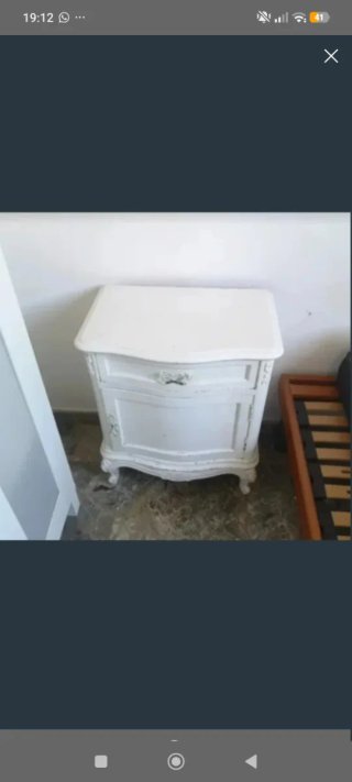 Mesita de noche blanca