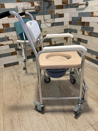Silla de baño con ruedas