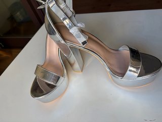 Zapatos de tacón plateados plataforma