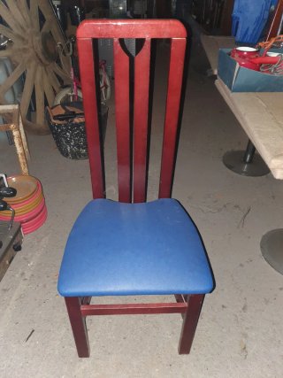 Conjunto de mesas y sillas de madera