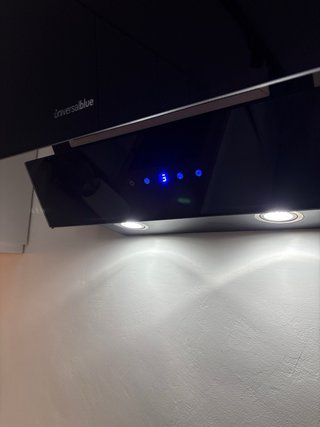 Campana extractora negra minimalista