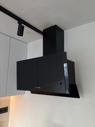 Campana extractora negra minimalista