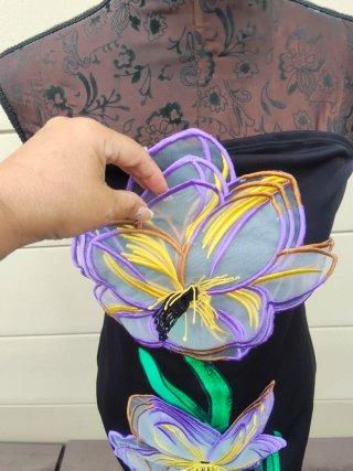 Vestido largo negro con flores moradas