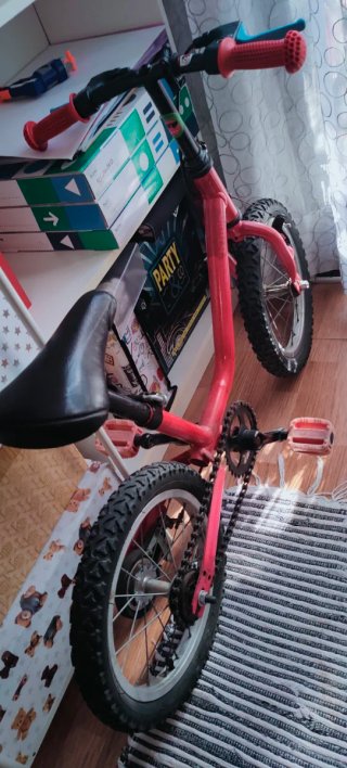 Bicicleta infantil roja