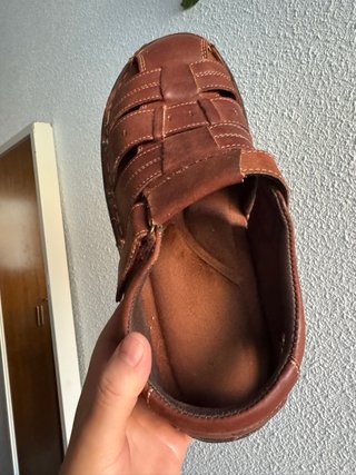 Sandalias de cuero marrón
