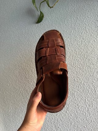 Sandalias de cuero marrón