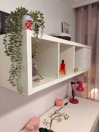 Escritorio, Estantería y Silla Blancos