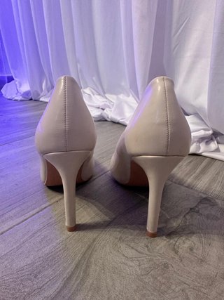 Tacones Bajos Color Crema Talla 37