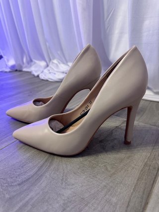 Tacones Bajos Color Crema Talla 37